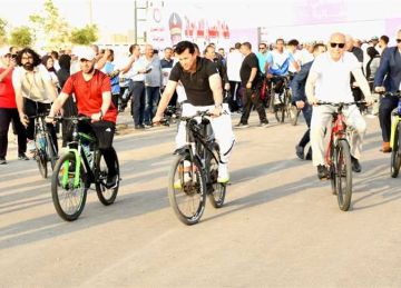 بالملابس الرياضية.. وزيرا الأوقاف والشباب ومحافظ القاهرة يشاركون في ماراثون للدراجات بالعاصمة الإدارية بالملابس الرياضية.. وزيرا الأوقاف والشباب ومحافظ القاهرة يشاركون في ماراثون للدراجات بالعاصمة الإدارية