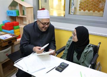 في لفتة إنسانية.. رئيس المعاهد الأزهرية يزور طلاب الشهادة الثانوية بمستشفى 57357 ومعهد الأورام (صور)