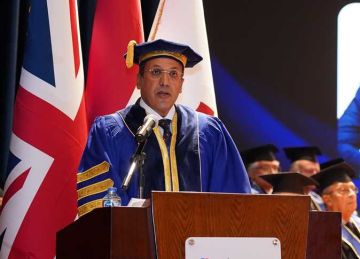 رئيس الجامعة البريطانية في مصر يحصل على وسام شرف ملكي