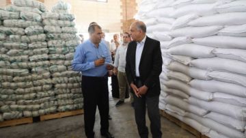 محافظ المنيا يطمئن على توافر المخزون الاستراتيجي للسلع الأساسية