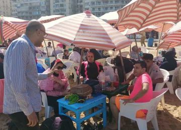 إقبال كبير على شواطئ الإسكندرية في ثالث أيام عيد الأضحى