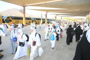 حجاج الجمعيات الأهلية يواصلون أداء المناسك.. ويرمون جمرة العقبة الكبرى حجاج الجمعيات الأهلية يواصلون أداء المناسك.. ويرمون جمرة العقبة الكبرى