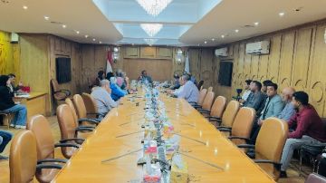 خلال لقاء جماهيري.. محافظ قنا يبحث أنسب السبل لحل مشكلات المواطنين