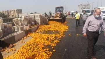 انقلاب سيارة ربع نقل محملة بالفاكهة على الطريق الإقليمي