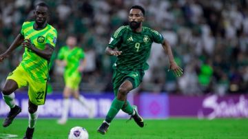بهزيمة أمام أستراليا.. منتخب السعودية يفقد فرصة التأهل المباشر لكأس العالم بهزيمة أمام أستراليا.. منتخب السعودية يفقد فرصة التأهل المباشر لكأس العالم