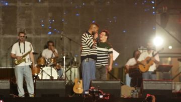 شاب من ذو الاحتياجات يشارك أحمد سعد الغناء بحفل نادي الشمس صور