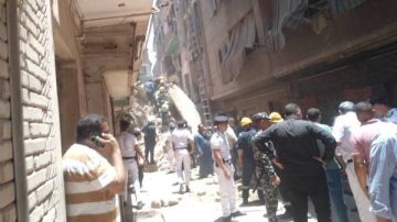 البحث عن صاحب محل محتجز أسفل أنقاض عقارات حدائق القبة