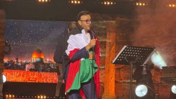 صابر الرباعي يرفع العلم الفلسطيني في حفل تكريمه بالمهرجان العربي للإذاعة والتلفزيون