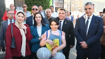 محافظ البحيرة تلتقي بالمصلين وتقدم هدايا العيد للأطفال