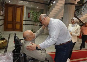 محافظ القليوبية ونائبه يسلمان كرسي كهربائي لمواطن من ذوي الهمم محافظ القليوبية ونائبه يسلمان كرسي كهربائي لمواطن من ذوي الهمم