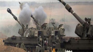 قصف مدفعي إسرائيلي مكثف يستهدف شمال قطاع غزة ويخلف عشرات الضحايا قصف مدفعي إسرائيلي مكثف يستهدف شمال قطاع غزة ويخلف عشرات الضحايا