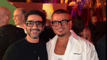 أحمد حلمي ينشر صورة تجمعه بعمرو دياب ويعلق: ضريبة الصداقة