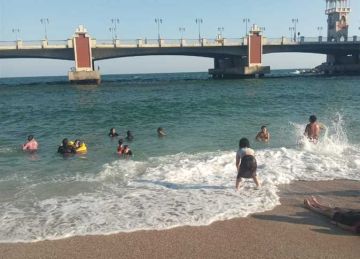 المواطنون يلجأون للشواطئ.. طقس حار بالإسكندرية اليوم الجمعة (صور) المواطنون يلجأون للشواطئ.. طقس حار بالإسكندرية اليوم الجمعة (صور)