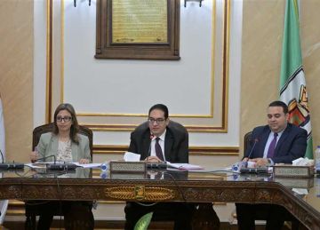 رئيس جامعة القاهرة يرأس اجتماع لجنة المنشآت ويوجه بانتظام أعمال الصيانة الدورية