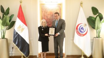 وزير الصحة والسكان يكرم السفيرة هيفاء أبو غزالة تقديرا لجهودها