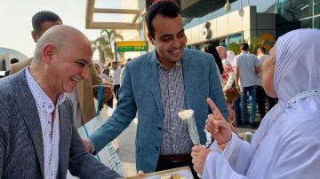 نقابة الصحفيين تستقبل حجاج النقابة بمطار القاهرة عقب عودتهم من الأراضي المقدسة