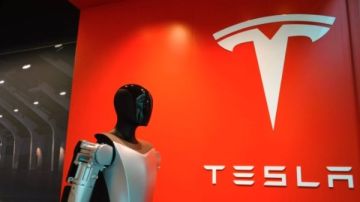 تسلا تقاضي مهندسا سابقا بتهمة سرقة أسرار روبوت أوبتيموس 