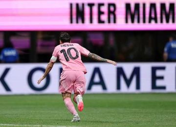  الأفضل في التاريخ .. مدرب إنتر ميامي يتغنى بـ ميسي