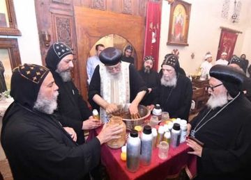 البابا تواضروس يطيب جسدي القديسين الأنبا موسى والأنبا إيسيذوروس في وادي النطرون (صور)