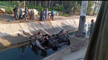 انقلاب ميكروباص في ترعة ومصرع السائق بالجيزة صور