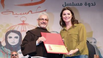 تكريم يسرا اللوزي في المركز الكاثوليكي المصري للسينما عن مسلسل لام شمسية فيديو