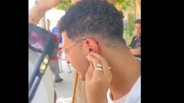 شاهد .. استخراج سماعة غش من أذن طالب بالملقاط .. وزملاءه: جت سليمة