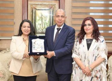 محافظ المنيا يكرم مديرة مستشفى الرمد ويوجه بصرف حافز إثابة لجميع العاملين محافظ المنيا يكرم مديرة مستشفى الرمد ويوجه بصرف حافز إثابة لجميع العاملين