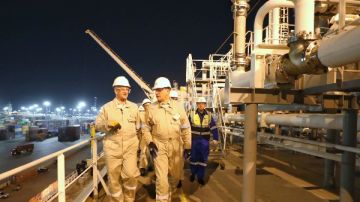 وزير البترول يتفقد سفينة Energos Power لتأمين إمدادات الغاز خلال الصيف وزير البترول يتفقد سفينة Energos Power لتأمين إمدادات الغاز خلال الصيف