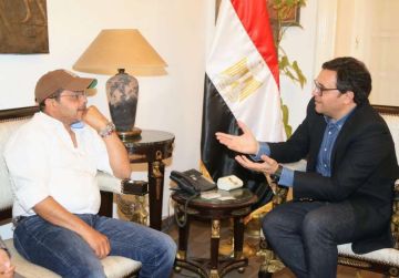 وزير الثقافة يلتقي النجم محمد هنيدي لبحث تقديم عروض مسرحية بالمحافظات
