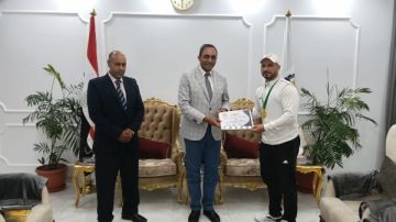 محافظ قنا يكرم بطل العالم في الووشو كونغ فو تقديرا لإنجازاته الدولية محافظ قنا يكرم بطل العالم في الووشو كونغ فو تقديرا لإنجازاته الدولية