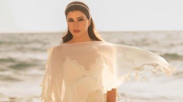 بفستان أبيض.. جومانا مراد تتألق بجلسة تصوير على البحر بفستان أبيض.. جومانا مراد تتألق بجلسة تصوير على البحر