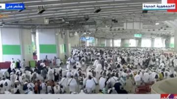 شاهد.. حجاج بيت الله الحرام يقومون برمي جمرة العقبة