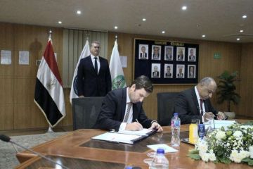 وزير البترول يشهد توقيع اتفاقية التزام جديدة للبحث عن البترول واستغلاله بمنطقة جنوب وادي السهل في الصحراء الشرقية