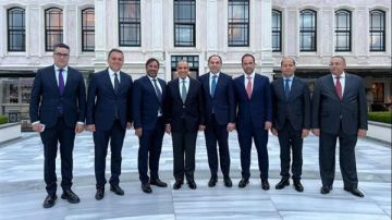 وزير الخارجية يبحث مع مجموعة من رجال الأعمال الأتراك سبل تعزيز الاستثمارات التركية بمصر