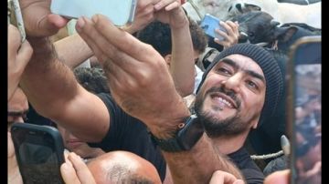 أبن بلد.. استقبال وترحاب شديد بأحمد العوضي في صلاة العيد بمسقط رأسه