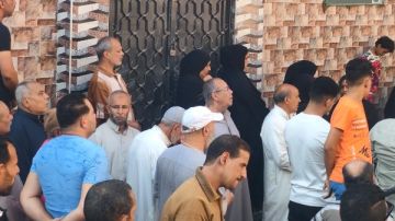 المئات يشيعون جثمان شاب ضحية الإهمال الطبي بالمحلة.. صور وفيديو المئات يشيعون جثمان شاب ضحية الإهمال الطبي بالمحلة.. صور وفيديو