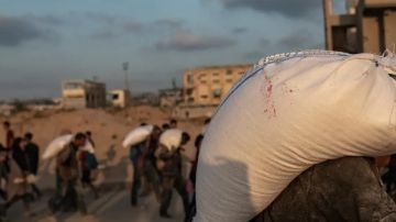 طحين أم سم؟.. سكان غزة يعثرون على مخدرات في مساعدات مصدرها أمريكا وإسرائيل