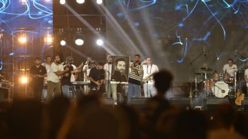 فتاة تهدي أحمد سعد بورتريه مرسوم في حفل نادي الشمس