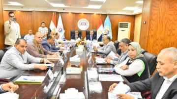 محافظ أسيوط يترأس اجتماع الغرفة التجارية ويشيد بمبادرتها لتوزيع 2500 بون غذائي