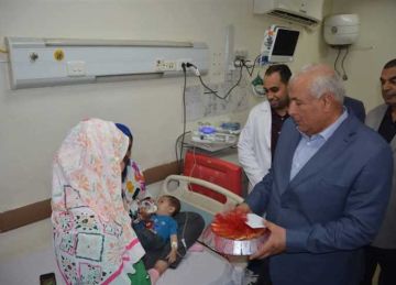 محافظ الوادي الجديد يقدم التهنئة للمرضى بمستشفى الخارجة التخصصي بمناسبة عيد الأضحى المبارك محافظ الوادي الجديد يقدم التهنئة للمرضى بمستشفى الخارجة التخصصي بمناسبة عيد الأضحى المبارك