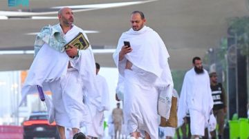 الحجاج يتوافدون إلى صعيد عرفات لأداء ركن الحج الأعظم