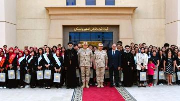 القوات المسلحة تنظم زيارة لشباب المصريين بالخارج وطلبة الجامعات لقوات الصاعقة والمظلات