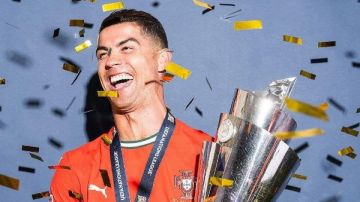 بجلسة تصوير.. رونالدو يحتفل بلقب دوري الأمم الأوروبية بجلسة تصوير.. رونالدو يحتفل بلقب دوري الأمم الأوروبية