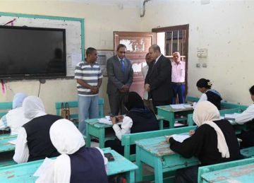 محافظ قنا يتفقد لجان الشهادة الإعدادية للاطمئنان على سير الامتحانات
