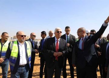 وزير التعليم العالي والسفير الفرنسي يتفقدان إنشاءات الحرم الجديد للجامعة الفرنسية وزير التعليم العالي والسفير الفرنسي يتفقدان إنشاءات الحرم الجديد للجامعة الفرنسية