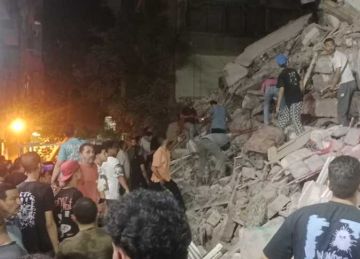 انهيار منزل من 5 طوابق في السيدة زينب وجهود لانتشال السكان من تحت الأنقاض
