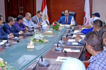 محافظ سوهاج يبحث تشغيل الأسواق الحضرية واستغلالها لاستيعاب الباعة الجائلين محافظ سوهاج يبحث تشغيل الأسواق الحضرية واستغلالها لاستيعاب الباعة الجائلين