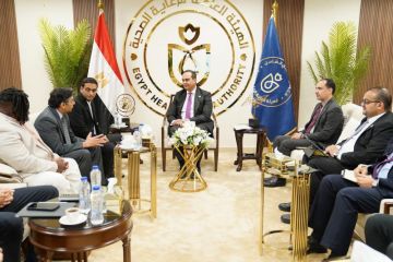 رئيس الرعاية الصحية و روش يبحثان مشروع حوكمة البيانات والتحول الرقمي بمجالي أمراض الأورام والعيون