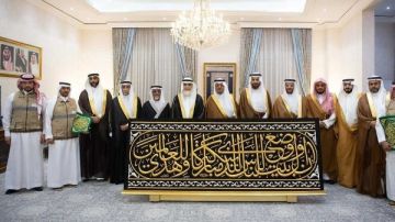 نيابة عن الملك سلمان .. تسليم كسوة الكعبة الجديدة إلى سدنة بيت الله الحرام نيابة عن الملك سلمان .. تسليم كسوة الكعبة الجديدة إلى سدنة بيت الله الحرام