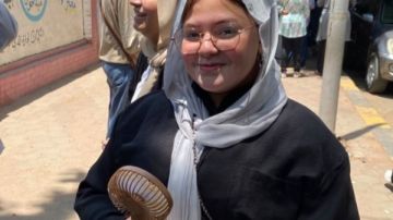 الجو حر.. طالبة ثانوية عامة تحضر مروحة خلال أداءها امتحان التربية الدينية